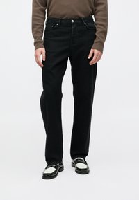 Прямые джинсы