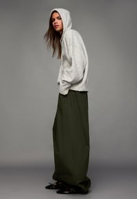 Пуловер с капюшоном Пуловер с капюшоном