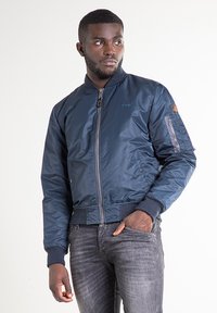 Куртка бомбер