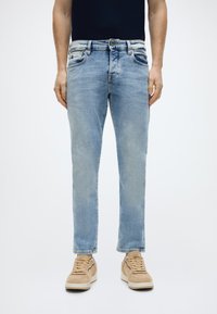 Узкие джинсы