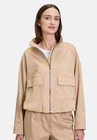 Куртка с накладнымит карманами Куртка с накладнымит карманами