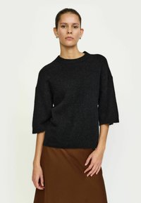 Пуловер с рукавом три четверти