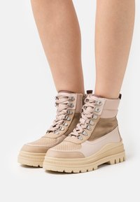 Полусапожки на платформе