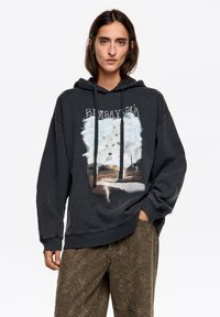 Пуловер с капюшоном