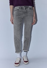 Короткие джинсы