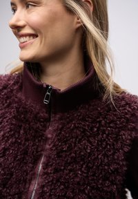 Пуховой жилет