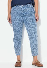 Короткие джинсы