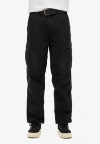 Брюки с накладными карманами