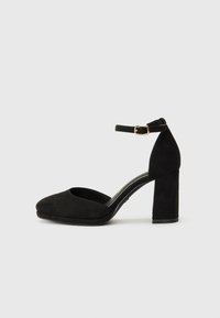 Туфли с ремешком