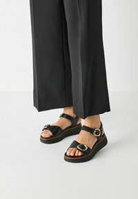 Босоножки на танкетке