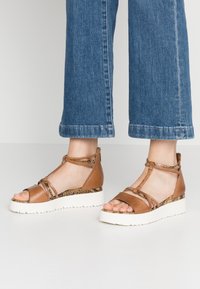 Босоножки на платформе Босоножки на платформе