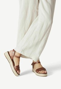 Босоножки на платформе Босоножки на платформе