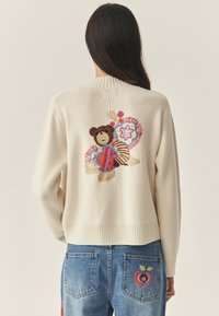 Вязаная кофта