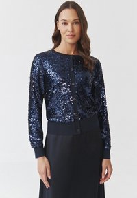 Вязаный жилет