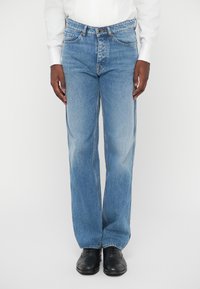 Прямые джинсы