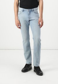 Прямые джинсы