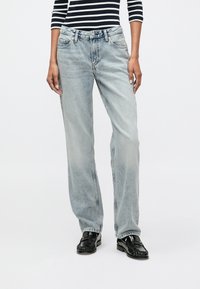 Прямые джинсы