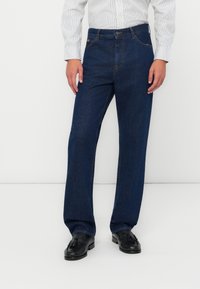 Прямые джинсы