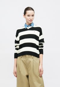 Пуловер с вырезом V