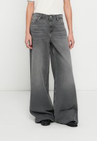 Свободные джинсы