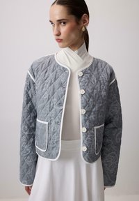 Жаккардовая вязаная кофта