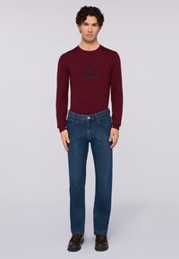 Прямые джинсы