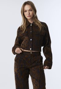 Короткая куртка