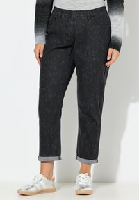 Короткие джинсы