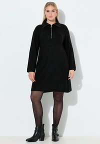 Вязаное платье