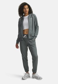 Спортивный костюм Спортивный костюм