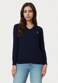 Пуловер с вырезом V