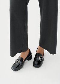 Туфли с высоким носом