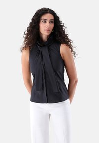 Блузка без рукавов