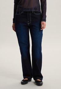 Прямые джинсы