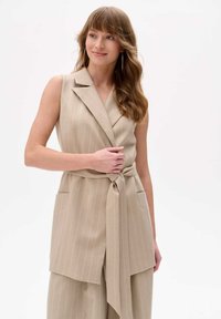 Длинный жилет