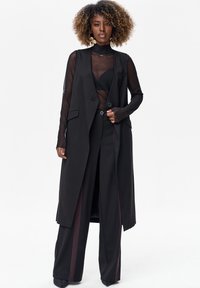 Длинный жилет