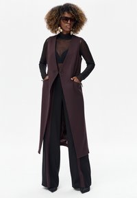 Длинный жилет