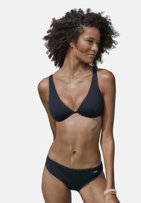 Треугольное бикини