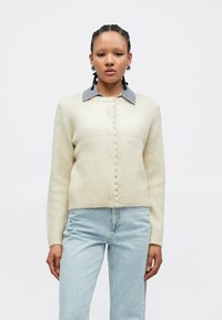 Вязаный жилет