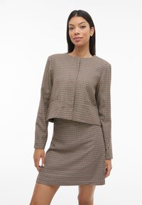 Короткий блейзер