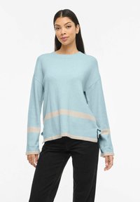 Пуловер в полоску