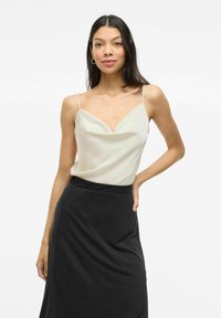 Топ на бретельках