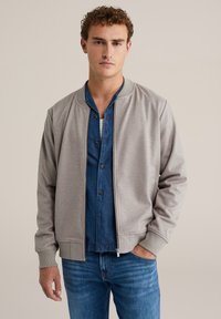 Куртка бомбер