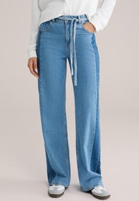 Свободные джинсы