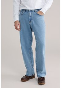 Прямые джинсы