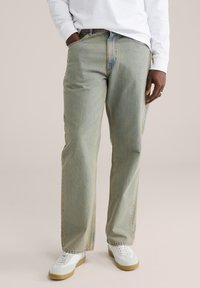 Прямые джинсы