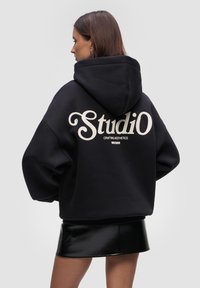 Пуловер с капюшоном