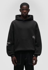 Пуловер с капюшоном