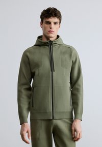 Вязаная кофта