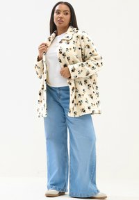 Короткое пальто